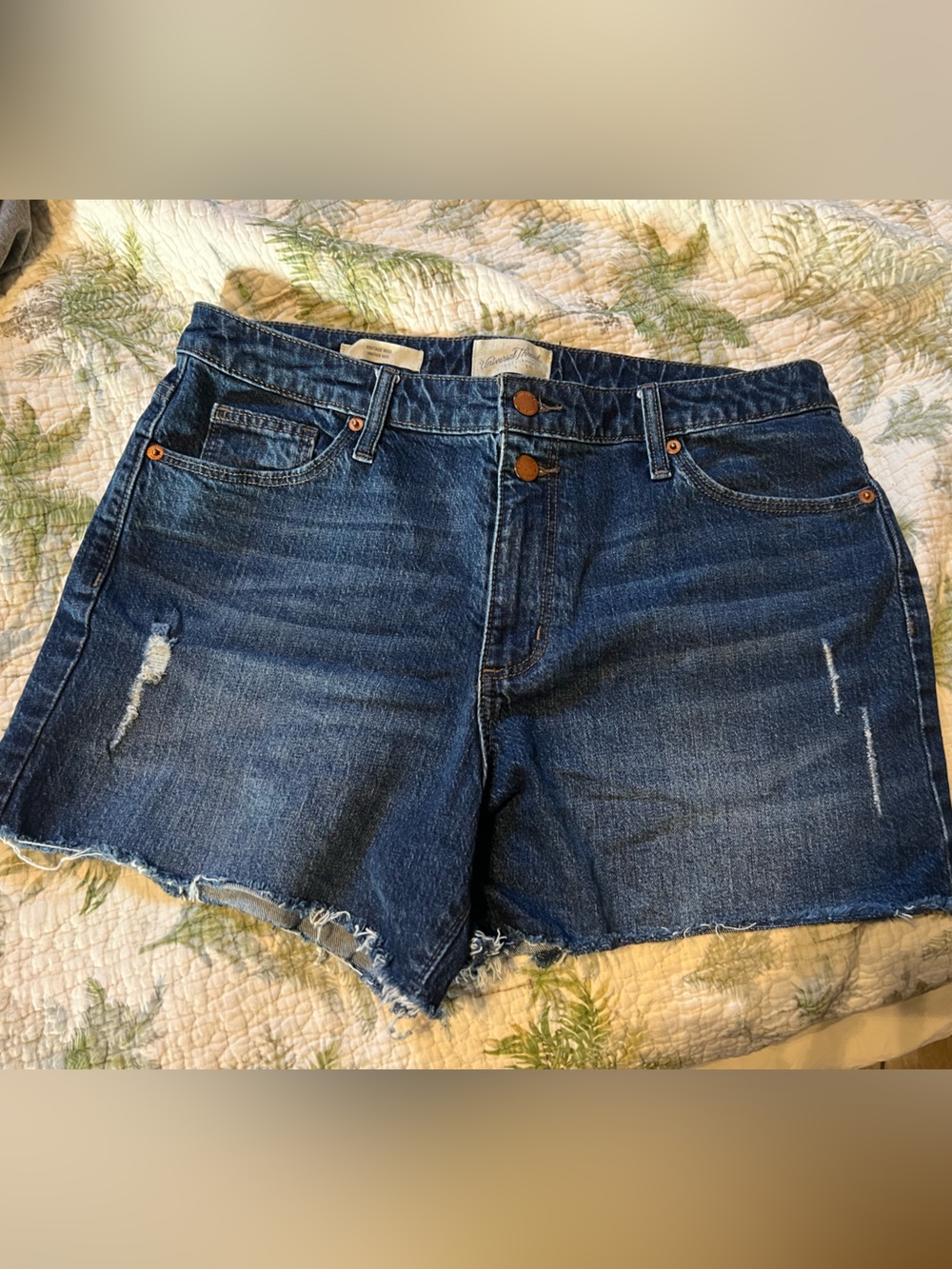 Universal Thread women's 12/31R vintage midi Denim Shorts Washed Texture EUC